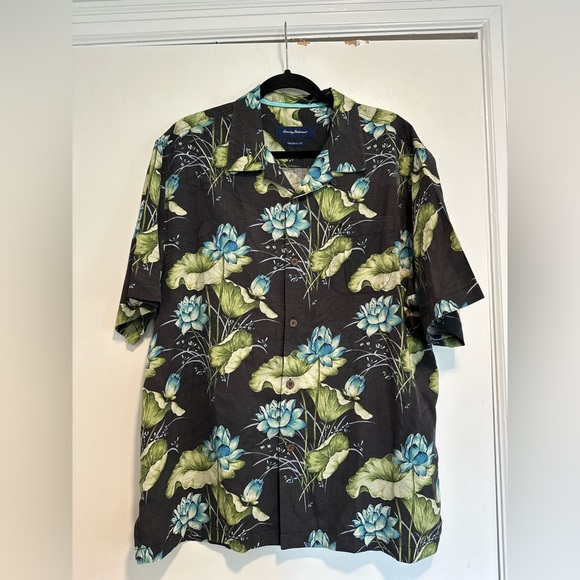 Tommy Bahama Size Large Silk Blend Blue Floral Hawaiian Shirt. Button Down. - Picture 1 of 11